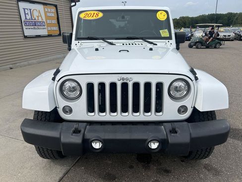 Used 2018 Jeep Wrangler Unlimited Sahara w/ Connectivity Group AWD/4WD image 2
