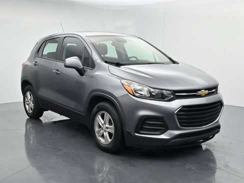 Used 2020 Chevrolet Trax LS FWD image 2