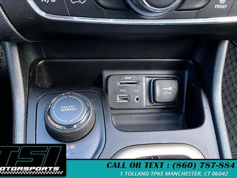 Used 2016 Jeep Cherokee Latitude w/ Cold Weather Group image 31