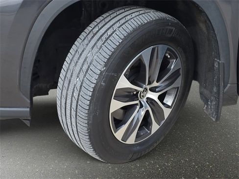 Used 2021 Toyota Highlander XLE image 37