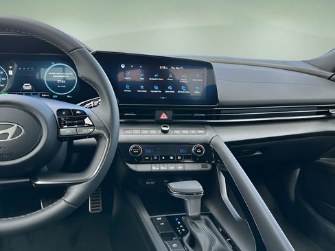 New 2025 Hyundai Elantra SEL image 19