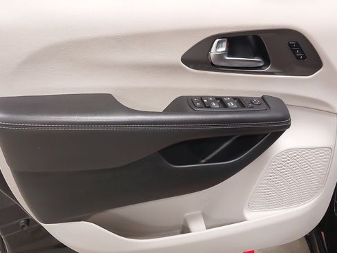 Used 2024 Chrysler Pacifica Touring-L image 24