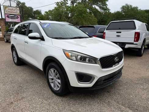 Used 2017 Kia Sorento LX w/ LX Convenience Package image 3