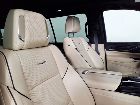 Certified 2023 Cadillac Escalade ESV Premium Luxury w/ Performance Package AWD/4WD image 11