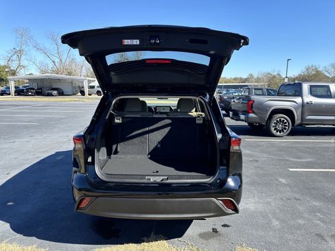 New 2025 Toyota Highlander XLE image 42