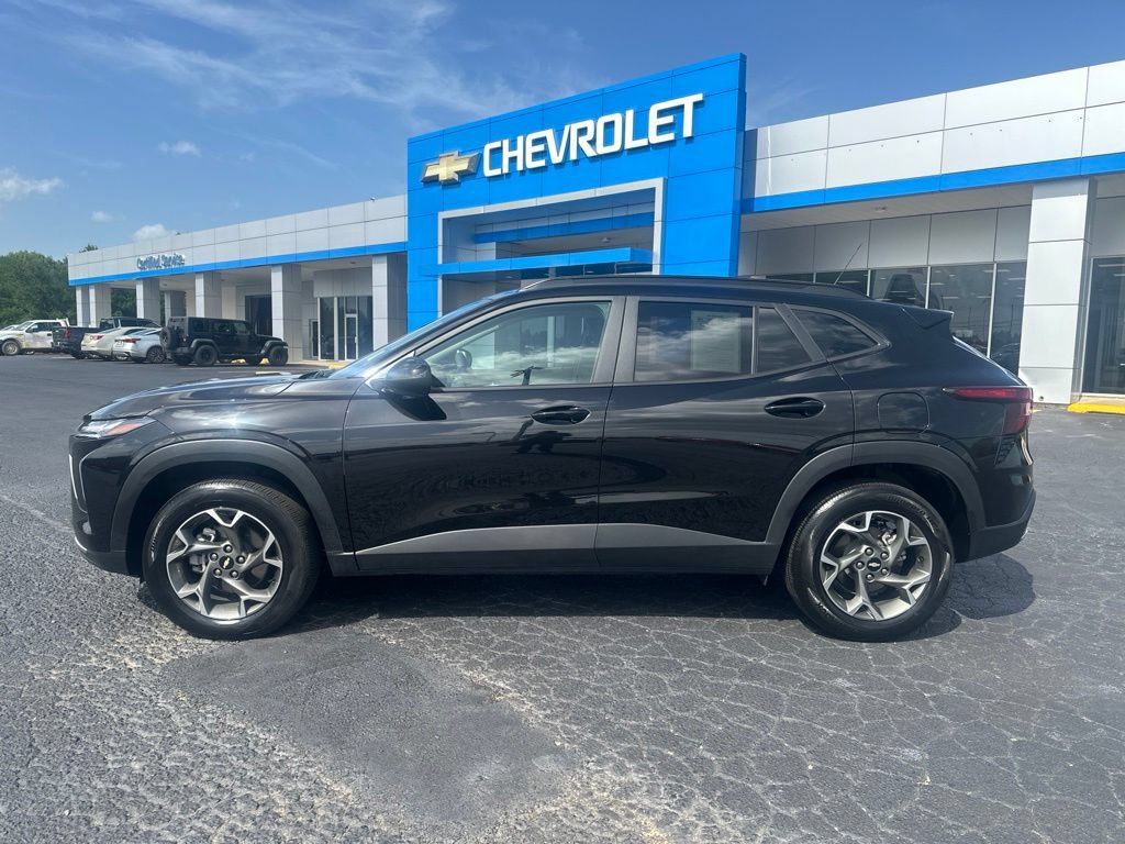 Used 2025 Chevrolet Trax LT FWD image 3