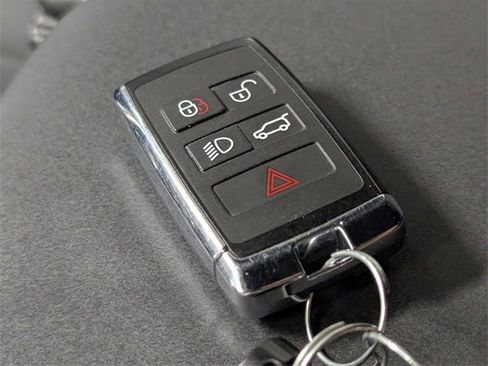 Used 2023 Land Rover Discovery S R-Dynamic image 25