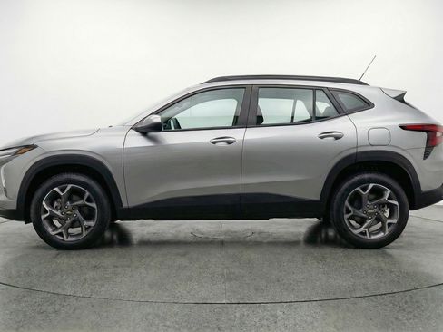 Used 2025 Chevrolet Trax LT w/ LT Convenience Package FWD image 5