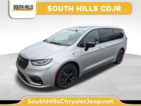 Used 2023 Chrysler Pacifica Limited w/ S Appearance Package image 1