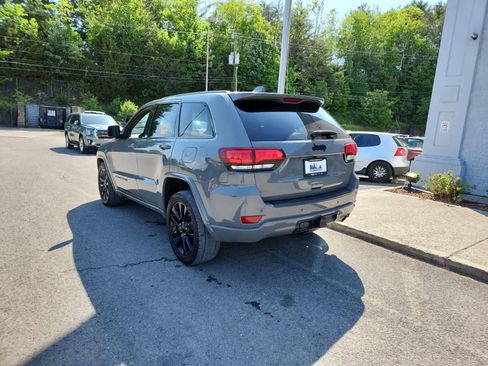 Used 2021 Jeep Grand Cherokee Laredo X RWD image 3