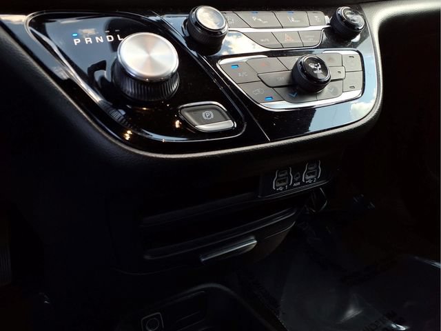 Used 2025 Chrysler Pacifica Select FWD image 6