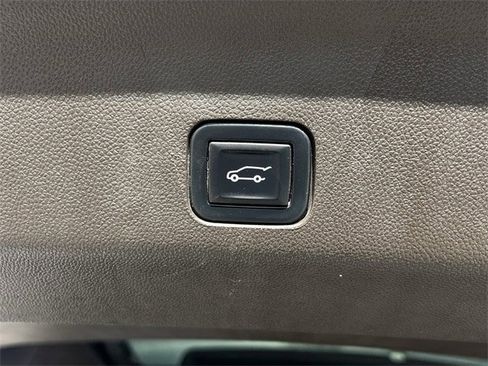 Used 2022 GMC Yukon SLT w/ SLT Premium Package image 35