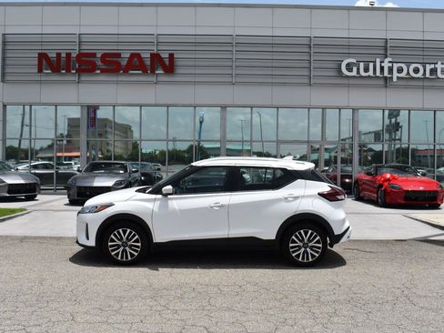 Used 2023 Nissan Kicks SV FWD image 3