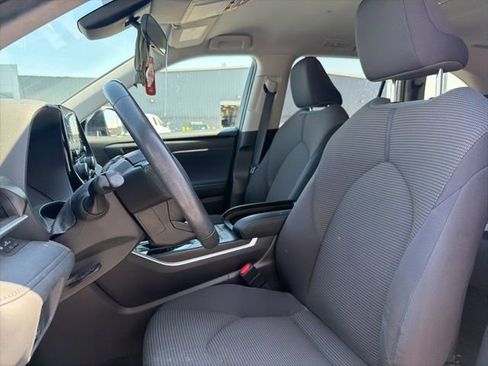 Used 2022 Toyota Highlander LE AWD/4WD image 14