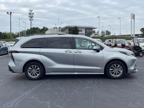 Used 2024 Toyota Sienna XLE FWD image 8