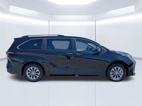 Used 2024 Toyota Sienna XLE FWD image 3