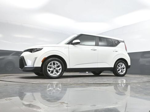 Used 2025 Kia Soul LX w/ LX Technology Package FWD image 34