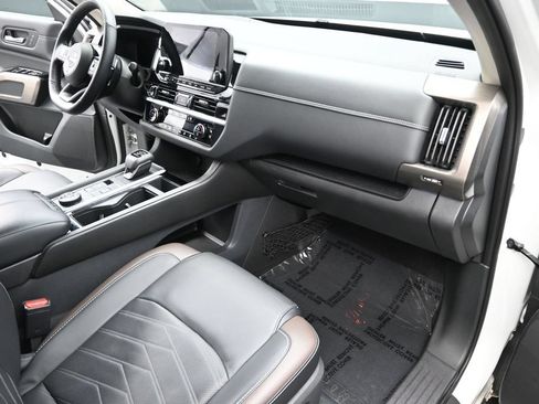 Used 2023 Nissan Pathfinder Platinum AWD/4WD image 18
