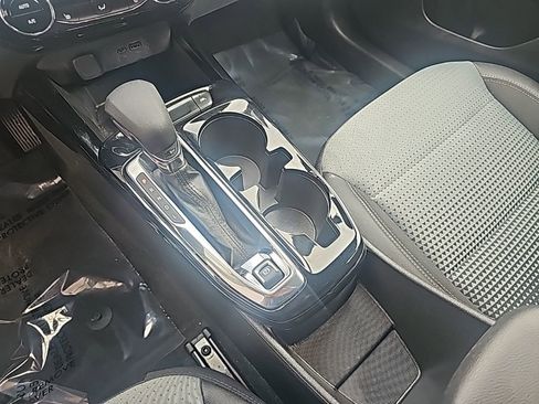 Used 2025 Chevrolet Trax LT w/ LT Convenience Package image 18