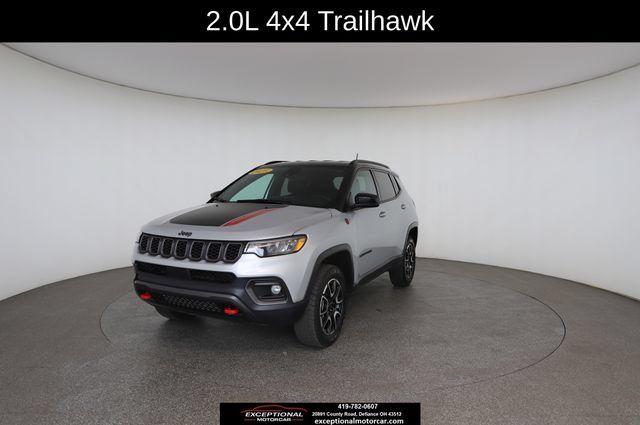Used 2025 Jeep Compass Trailhawk AWD/4WD image 2