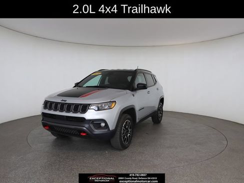 Used 2025 Jeep Compass Trailhawk AWD/4WD image 2