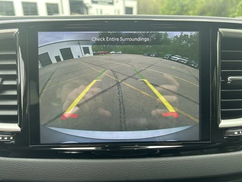 Used 2023 Chrysler Pacifica Touring-L FWD image 16