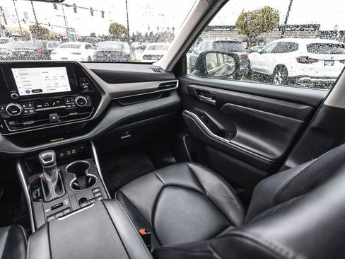 Used 2023 Toyota Highlander XLE image 27