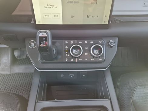 Used 2024 Land Rover Defender 130 X-Dynamic SE AWD/4WD image 41