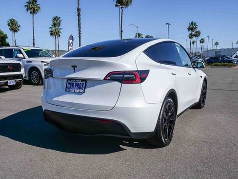 Used 2022 Tesla Model Y Long Range image 7