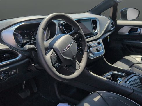 Used 2025 Chrysler Pacifica Limited FWD image 9