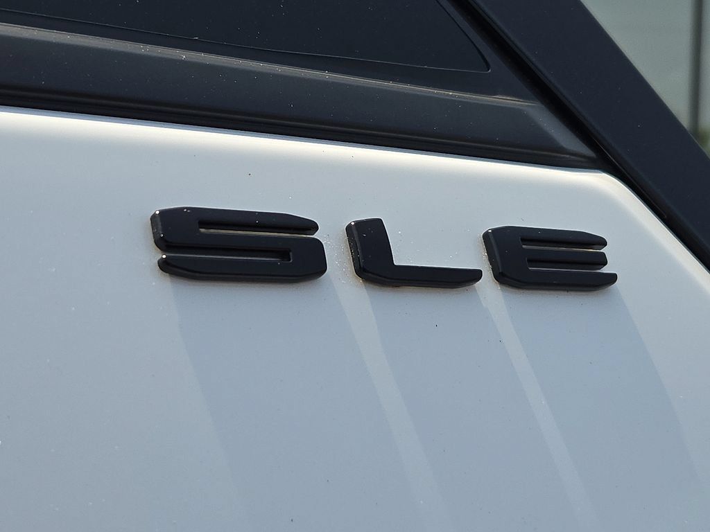 Used 2024 GMC Terrain SLE w/ Driver Convenience Package FWD image 32