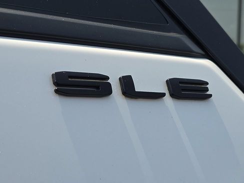 Used 2024 GMC Terrain SLE w/ Driver Convenience Package FWD image 32