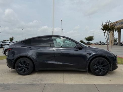 Used 2024 Tesla Model Y Long Range AWD/4WD image 17