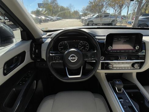 Used 2024 Nissan Pathfinder SV image 11