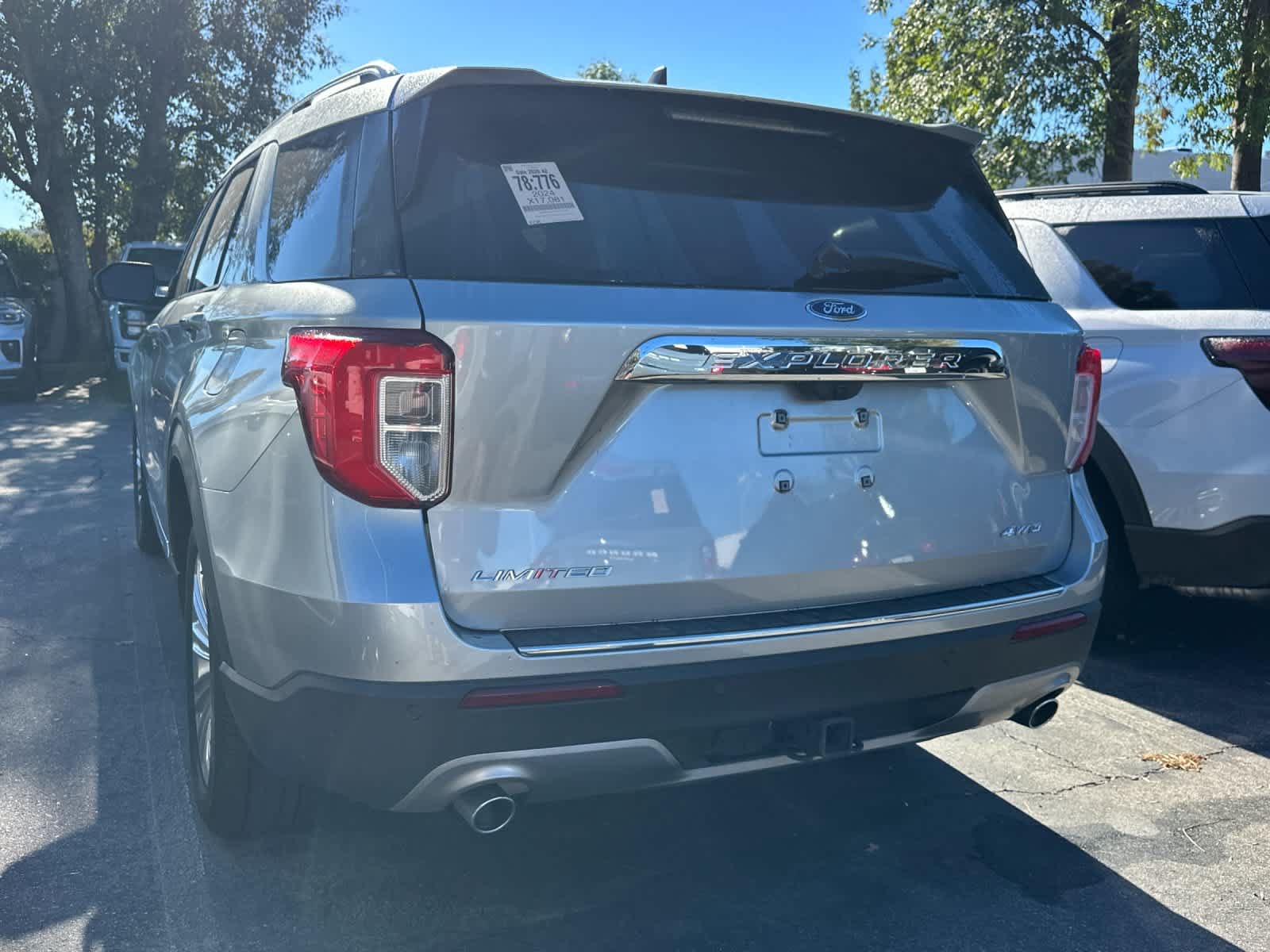 Used 2024 Ford Explorer Limited w/ Limited Technology Package AWD/4WD image 5