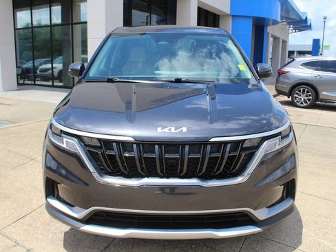 Used 2024 Kia Carnival LX FWD image 2