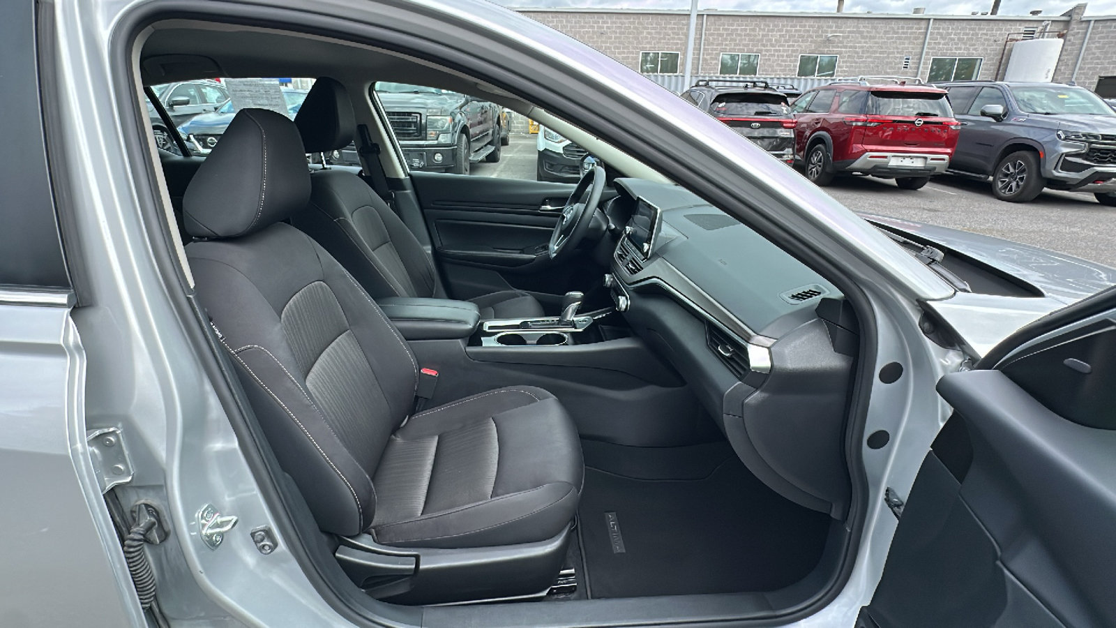 Used 2024 Nissan Altima 2.5 SV FWD image 23