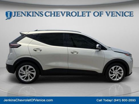 Used 2023 Chevrolet Bolt EUV LT w/ Driver Confidence Package FWD image 3