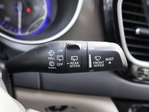 Used 2023 Chrysler Pacifica Touring-L image 32