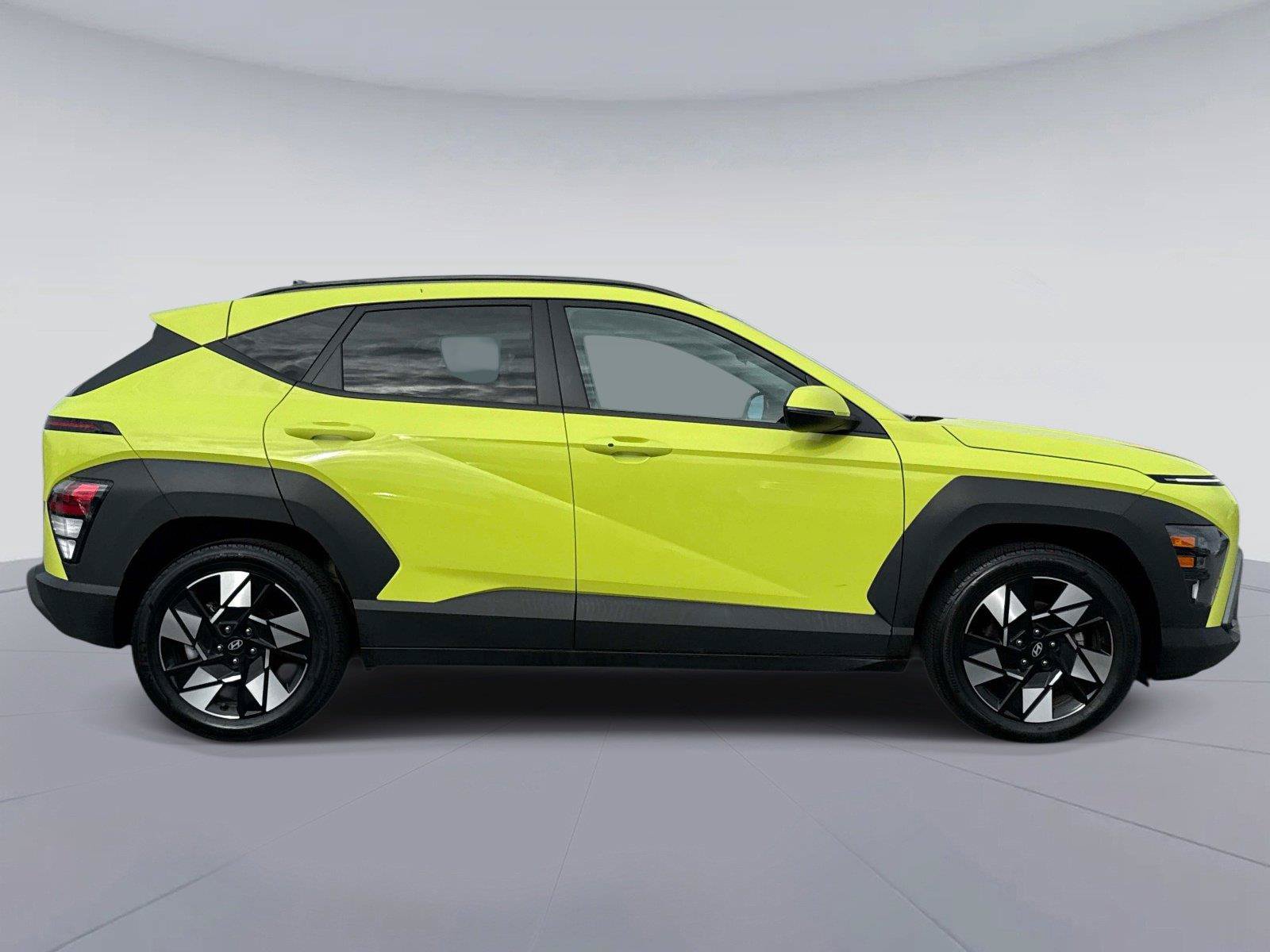 Used 2025 Hyundai Kona SEL FWD image 2