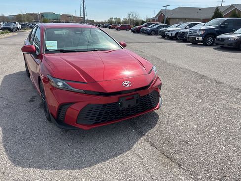 Used 2025 Toyota Camry SE FWD image 13