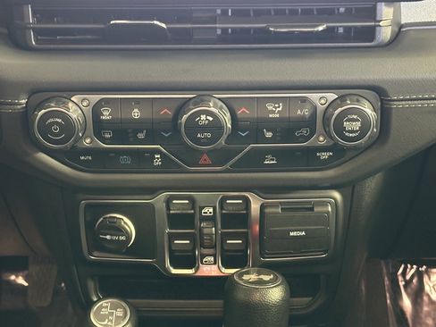 Used 2024 Jeep Wrangler Unlimited Sahara image 32