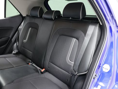 Used 2022 Hyundai Venue Limited image 3