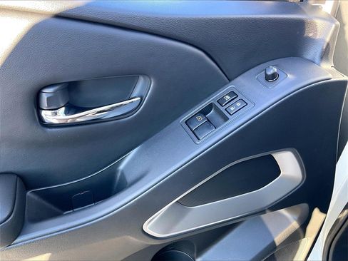 Used 2025 Nissan Frontier SV image 33