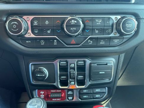 Used 2025 Jeep Gladiator Rubicon AWD/4WD image 25