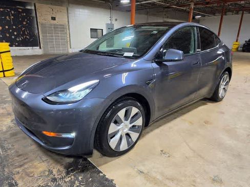 Used 2022 Tesla Model Y Long Range AWD/4WD image 1