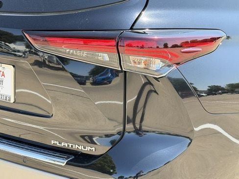 Used 2024 Toyota Highlander Platinum FWD image 7