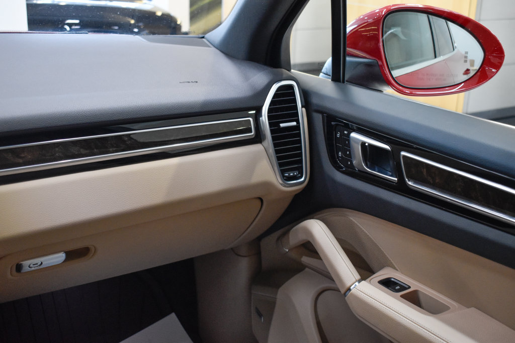 Used 2022 Porsche Cayenne AWD/4WD image 23