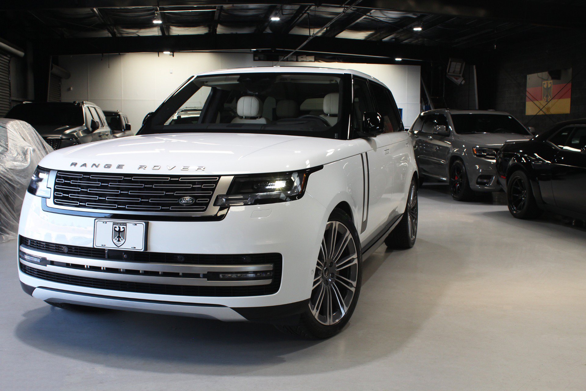 Used 2023 Land Rover Range Rover Long Wheelbase SE AWD/4WD image 5