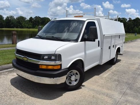 Used 2017 Chevrolet Express 3500 RWD image 2